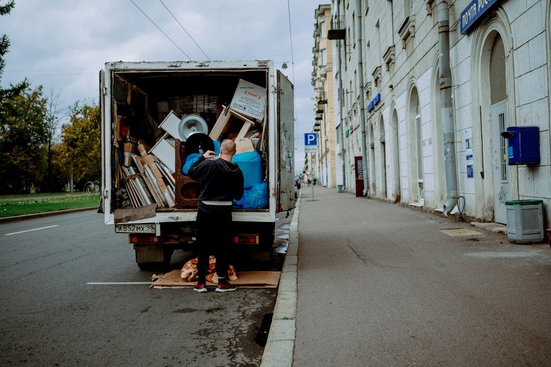 Augusta Long Distance Moving Quote Checklist | Movers 3 Movers Augusta GA loading furniture